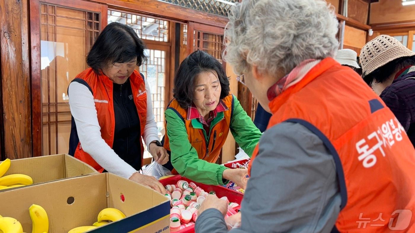 본문 이미지 - 광주 동구 충장동 통장단이 익명의 기부자와 함께 어린이집 11곳에 간식꾸러미 600개를 전달하기 위해 소포장하고 있다.(독자 제공)2024.5.7/뉴스1