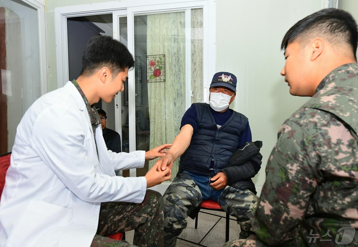 해병 2사단 청룡부대 의료진원팀이 인천시 강화군 말도를 방문해 현장 의료지원 봉사를 펼치고 있다.(해병 2사단 제공)/뉴스1