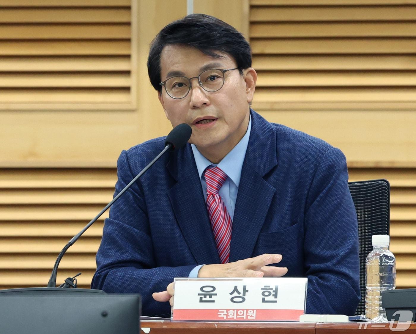 본문 이미지 - 윤상현 국민의힘 의원이 7일 서울 여의도 국회 의원회관에서 열린 '윤석열정부 2년, 성과와 과제 세미나'에서 인사말을 하고 있다. 2024.5.7/뉴스1 ⓒ News1 송원영 기자