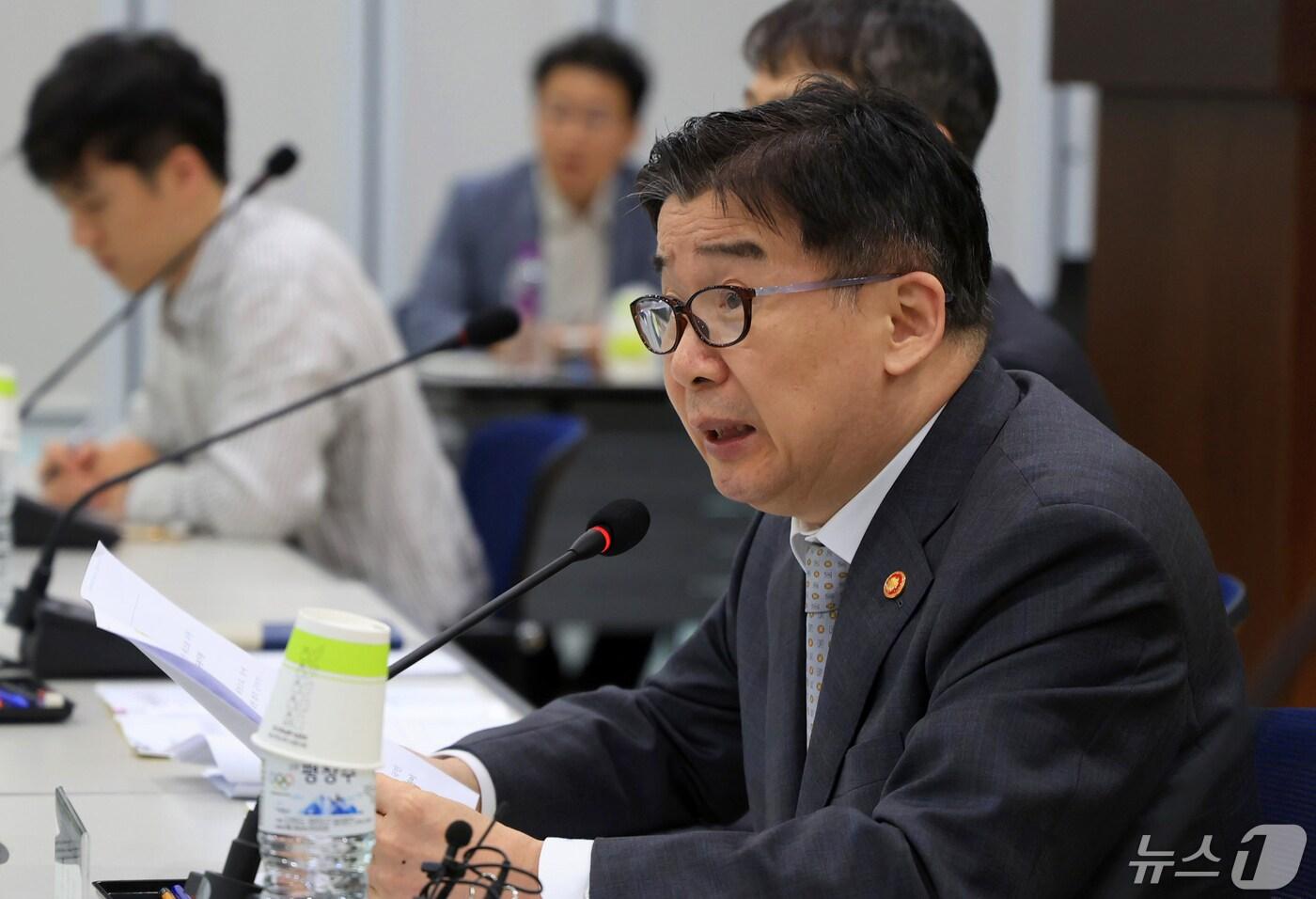 본문 이미지 - 유철환 국민권익위원장이 7일 서울 종로구 서울글로벌센터에서 열린 '장애인 콜택시 이용 불편 해소 현장 간담회'에서 인사말을 하고 있다. (국민권익위원회 제공) 2024.5.7/뉴스1