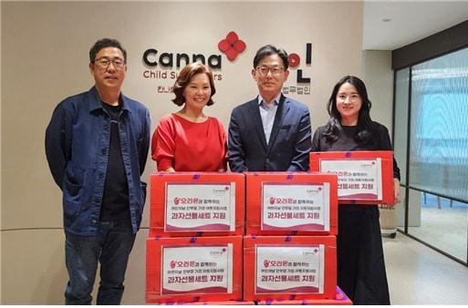 본문 이미지 - 장훈 사단법인 칸나희망서포터즈 사무총장, 양소영 이사장, 김부곤 오리온재단 수석부장, 엄수희 과장이 기념 사진을 찍고 있다.(칸나희망서포터즈 제공)