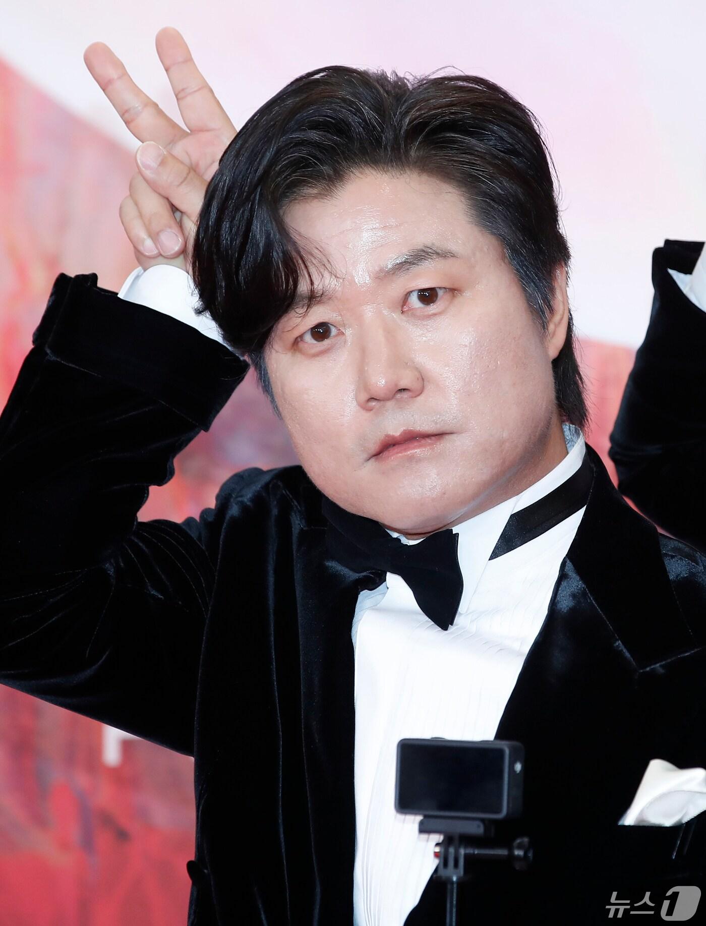 본문 이미지 - 나영석 PD가 7일 오후 서울 강남구 코엑스에서 열린 '60회 백상예술대상' 레드카펫 행사에서 포즈를 취하고 있다. 2024.5.7/뉴스1 ⓒ News1 권현진 기자