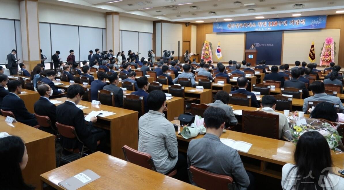 본문 이미지 - 박윤경 대구상공회의소 회장이 '창립 118주년 기념식'에서 인사말을 하고 있다.(대구상의 제공)