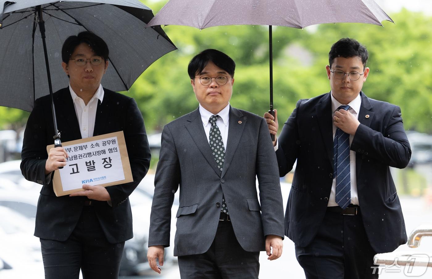 임현택 의협 회장이 7일 '특혜 전원' 논란을 받는 문화체육관광부 공무원을 고발하기 위해 공수처 사무실로 향하고 있다. 2024.5.7/뉴스1 ⓒ News1 이재명 기자