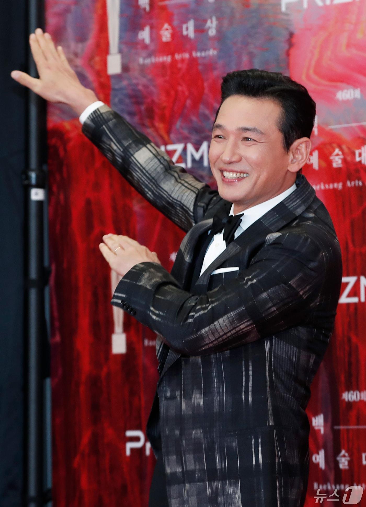 본문 이미지 - 배우 황정민이 7일 오후 서울 강남구 코엑스에서 열린 '60회 백상예술대상' 레드카펫 행사에서 포즈를 취하고 있다. 2024.5.7/뉴스1 ⓒ News1 권현진 기자