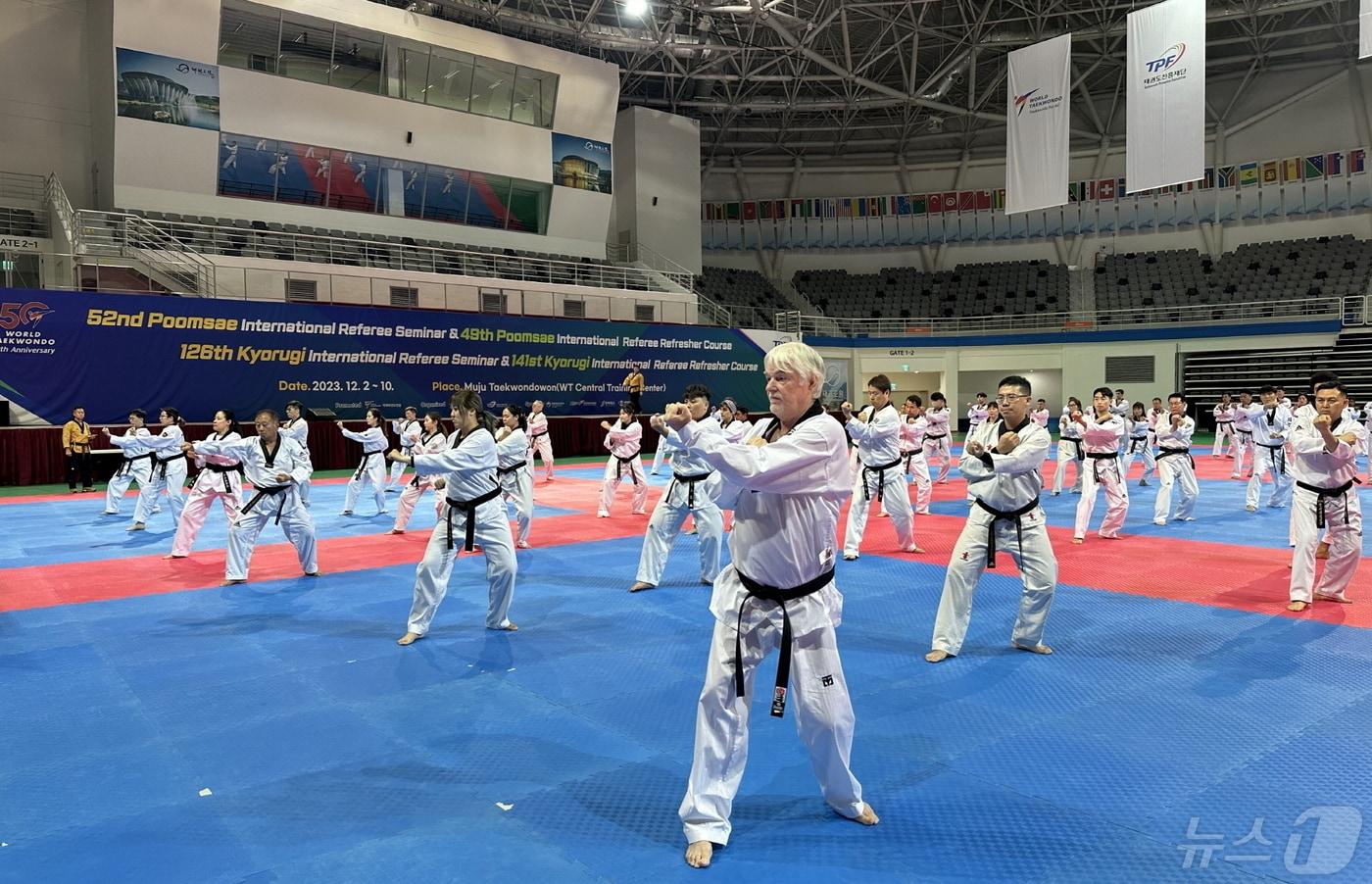 본문 이미지 - 세계태권도연맹이 주최하고, 태권도진흥재단이 주관하는 '2024 파리올림픽 참가 태권도 국제심판‧코치 캠프'가 11일부터 닷새간 무주 태권도원에서 개최된다.(무주 태권도원 제공)