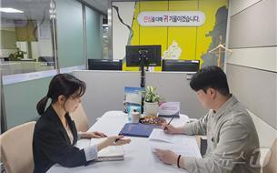 본문 이미지 - 해운대구 구청장 직통민원실에서 관계자가 민원 상담을 하고 있다(해운대구청 제공)