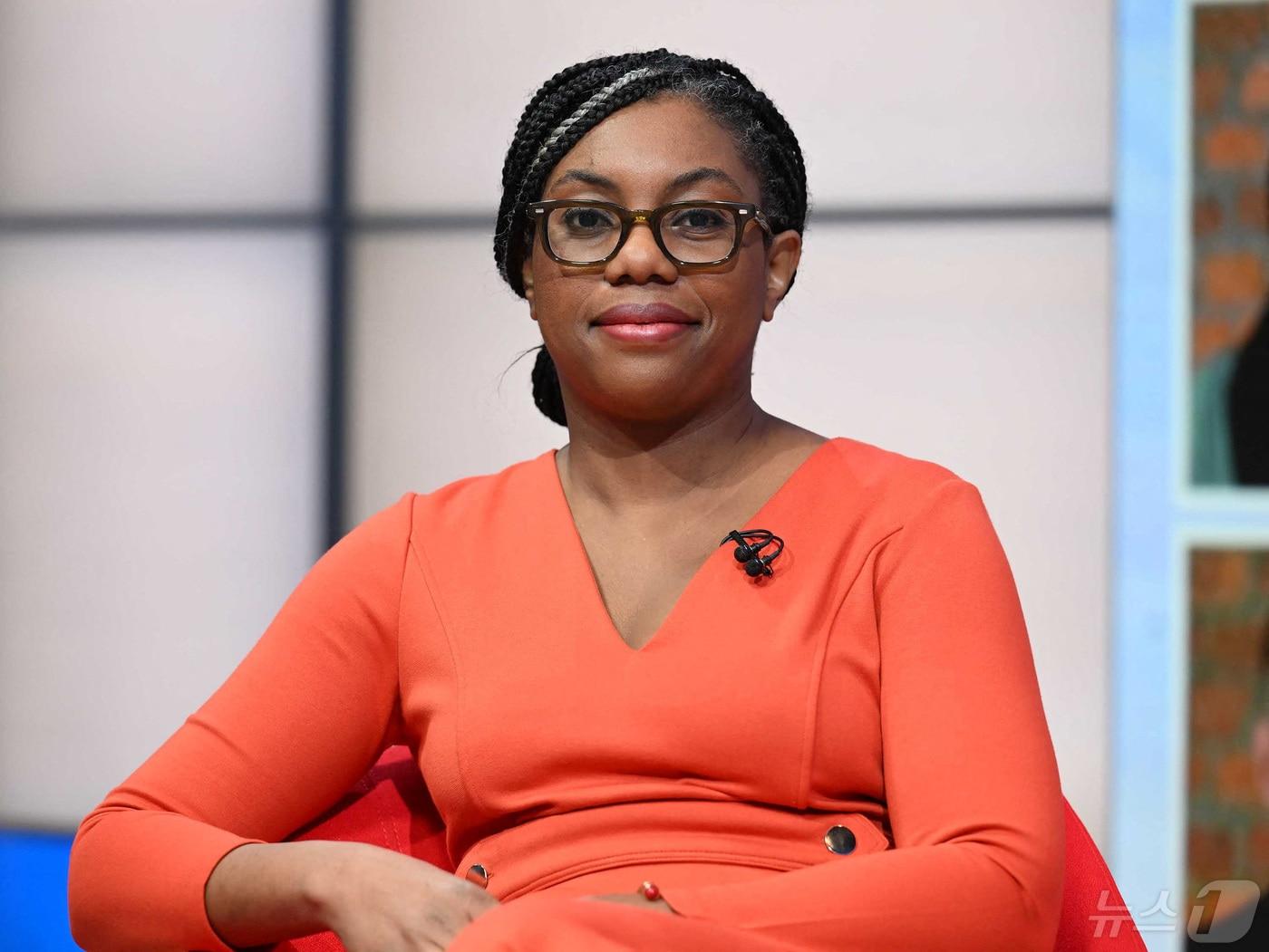 본문 이미지 - 영국 런던에서 케미 바데노크 여성·평등부 장관이 토론회에 참석해 이야기를 듣고 있다. 2024.01.28/ ⓒ 로이터=뉴스1 ⓒ News1 권진영 기자