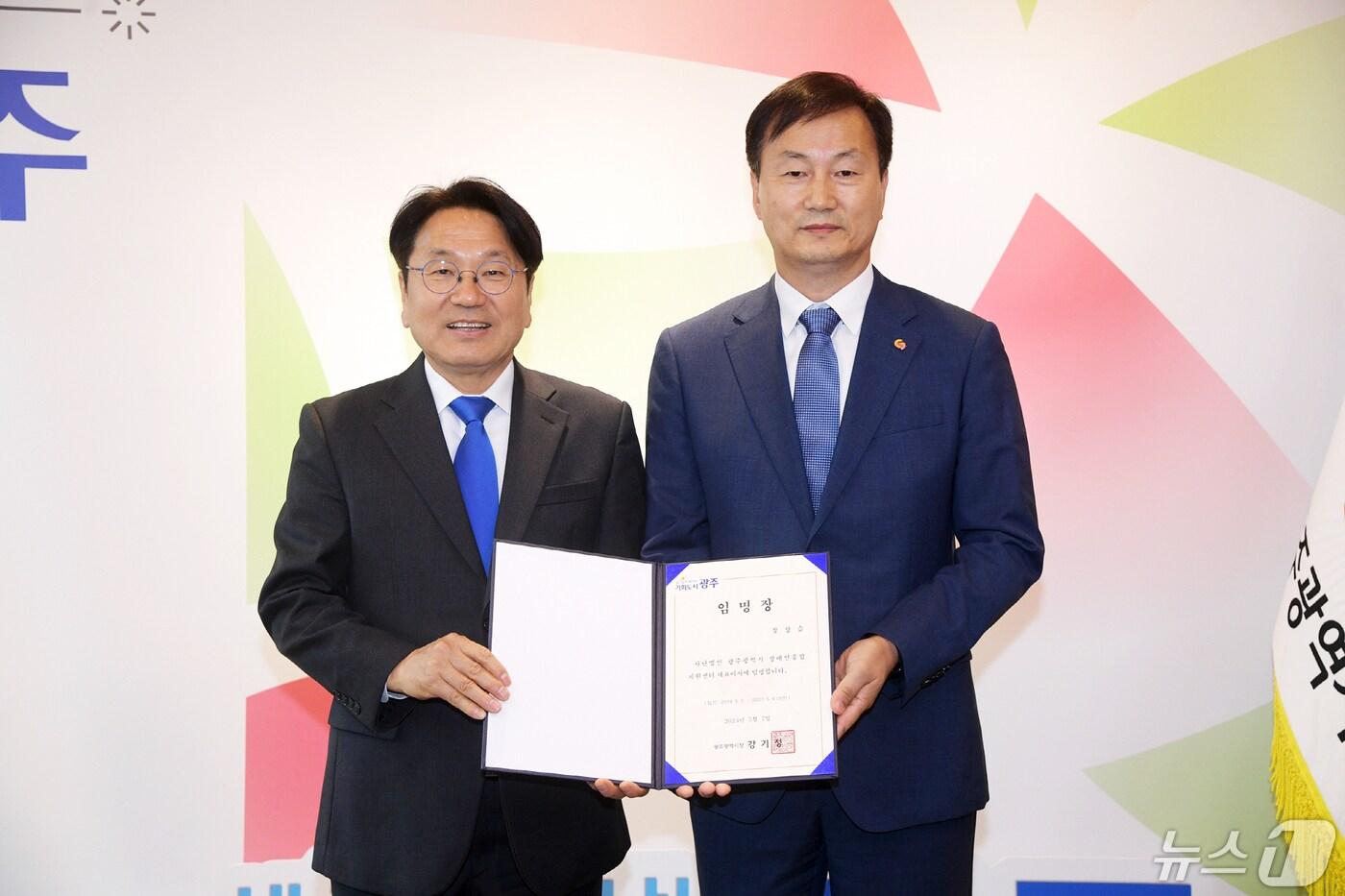 본문 이미지 - 강기정 광주시장이 7일 시청에서 장상습 신임 광주시장애인종합지원센터 대표이사에게 임명장을 수여한 후 기념촬영을 하고 있다.(광주시 제공)2024.5.7/뉴스1 ⓒ News1 박준배 기자