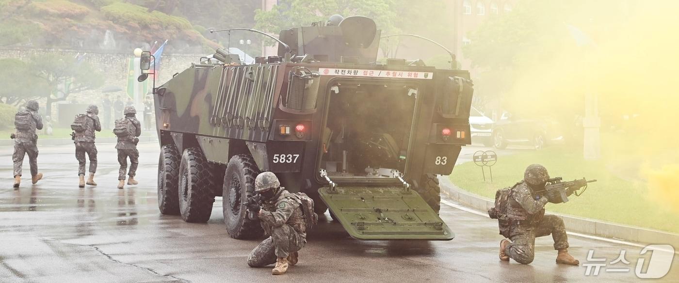 7일 경운대에서 열린 제2회 2작전사령관배 드론봇 전투 경연대회 개막식에서 군인들이 드론 전술적 운용시범을 보이고 있다. (구미시 제공) 2024.5.7/뉴스1 ⓒ News1 정우용 기자