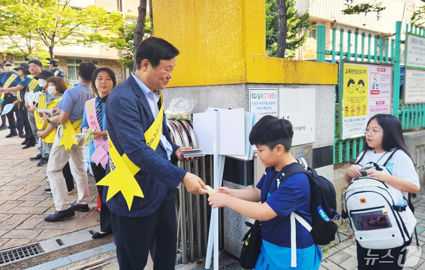 본문 이미지 - 광주 자치경찰위원회가 어린이 교통안전 캠페인을 벌이고 있다.(광주시 제공)/뉴스1