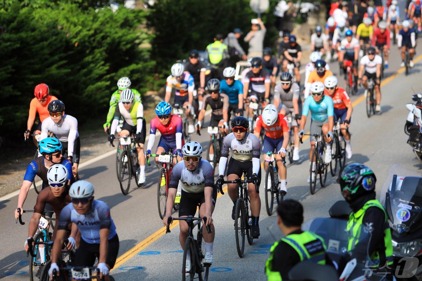 본문 이미지 - 지난해 5월 열린 설악그란폰도 대회 사진.(인제군 제공)/뉴스1