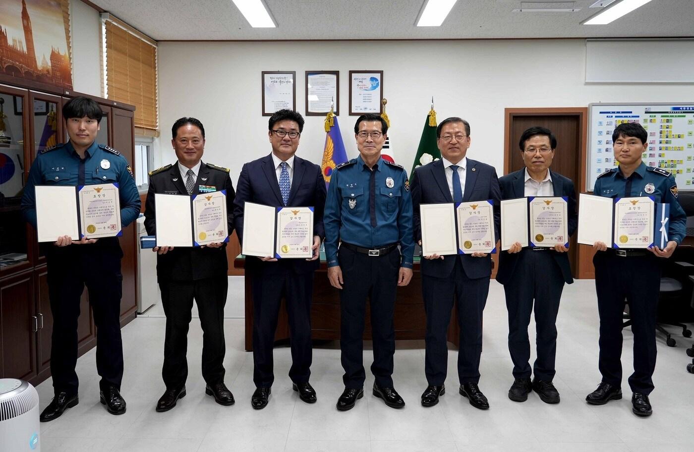 본문 이미지 - 세종 기동순찰대 자전거순찰팀 창설 유공자 경찰청 포상 전수. (세종경찰청 제공) / 뉴스1 
