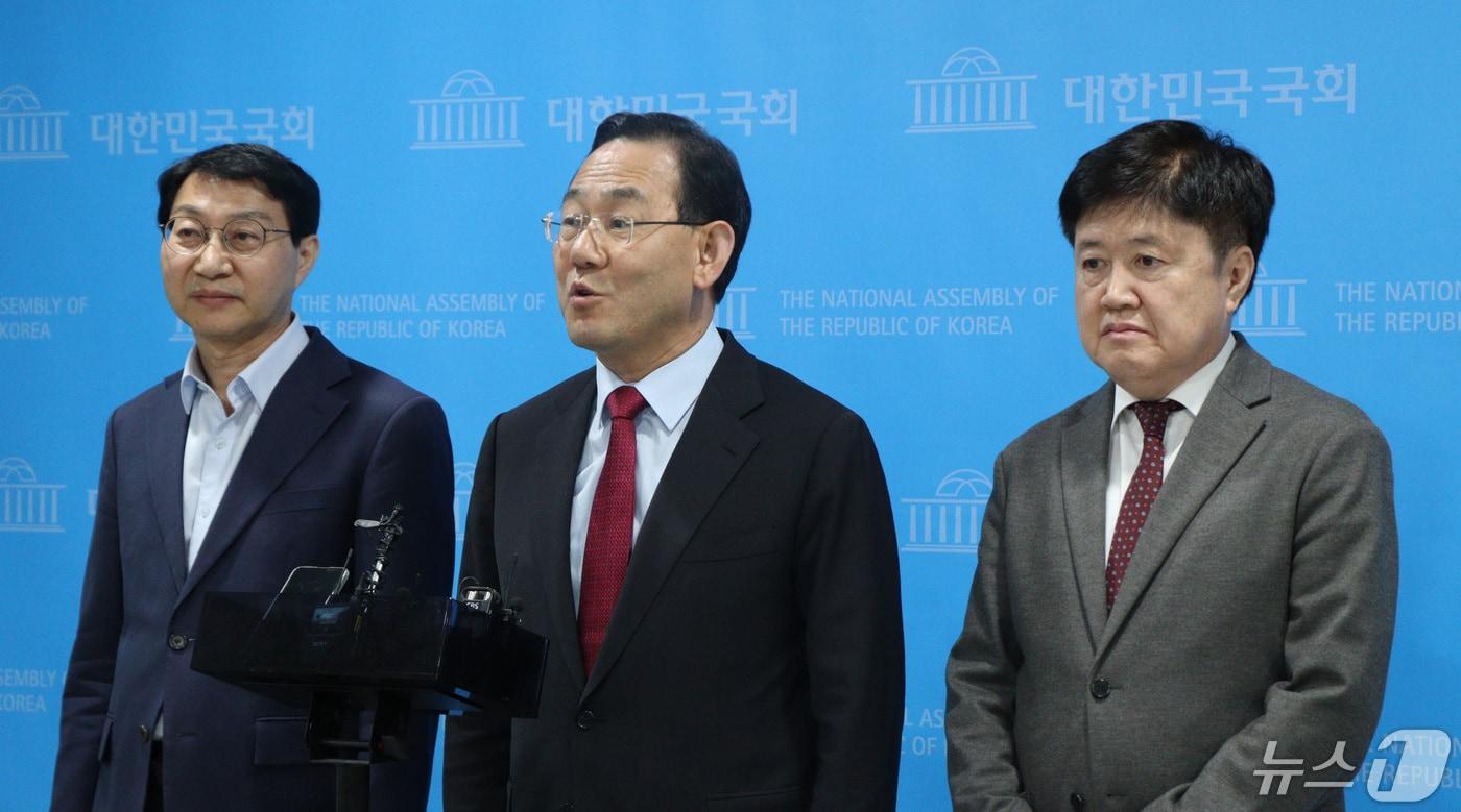 본문 이미지 - 주호영 국회 연금개혁 특별위원장과 여야 간사들이 7일 오후 서울 여의도 국회 소통관에서 유럽출장 취소 및 연금개혁특위 활동 종료 관련 기자회견을 하고 있다. 왼쪽부터 김성주 더불어민주당 간사, 주호영 특위위원장, 유경준 국민의힘 간사. (김성주 의원실 제공) 2024.5.7/뉴스1 ⓒ News1 임세영 기자