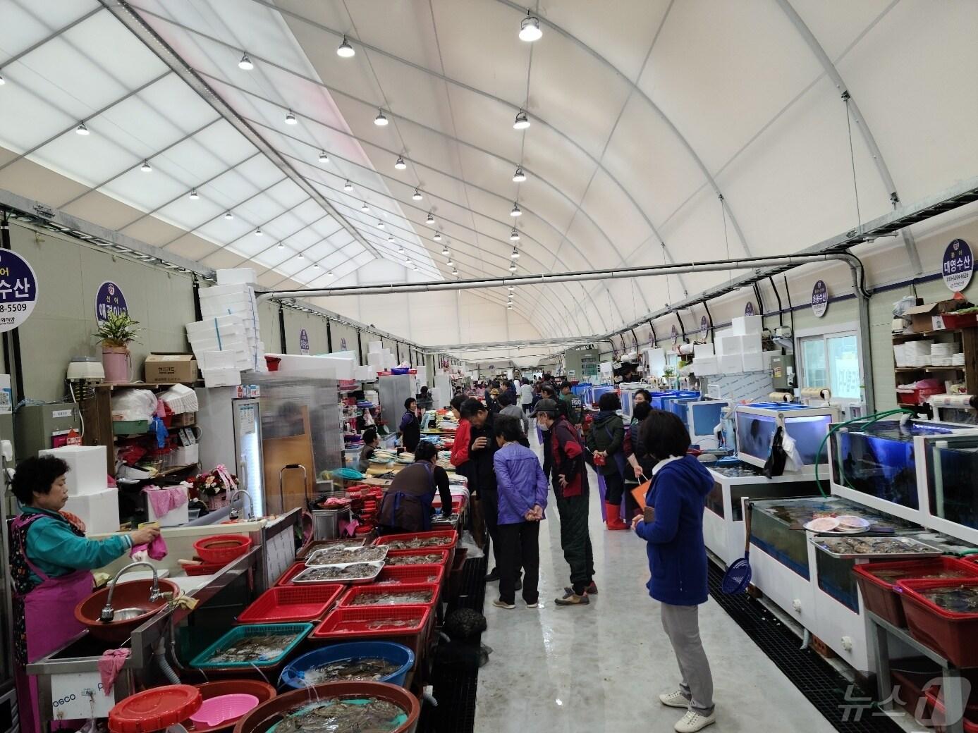 본문 이미지 -  서천 임시시장 내 수산물 판매장 모습.2024.5.7/뉴스1 ⓒ News1 김낙희 기자