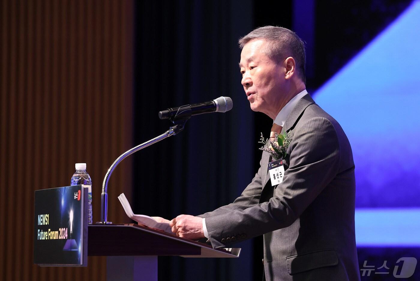 본문 이미지 - 홍선근 뉴스1 회장이 8일 서울 중구 대한상공회의소 국제회의장에서 열린 '뉴스1 미래포럼 2024'에서 축사하고 있다. 이번 포럼은 '미국 대선과 22대 국회: 길을 묻다'를 주제로 뉴스1과 국회미래연구원이 공동 주최했다. 2024.5.8/뉴스1 ⓒ News1 김성진 기자