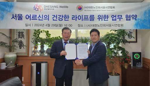 본문 이미지 - 김재훈 대상웰라이프 B2C사업본부장(오른쪽)과 고광선 대한노인회서울시연합회장이 업무협약식에서 기념사진을 촬영하고 있다.(대상웰라이프 제공)