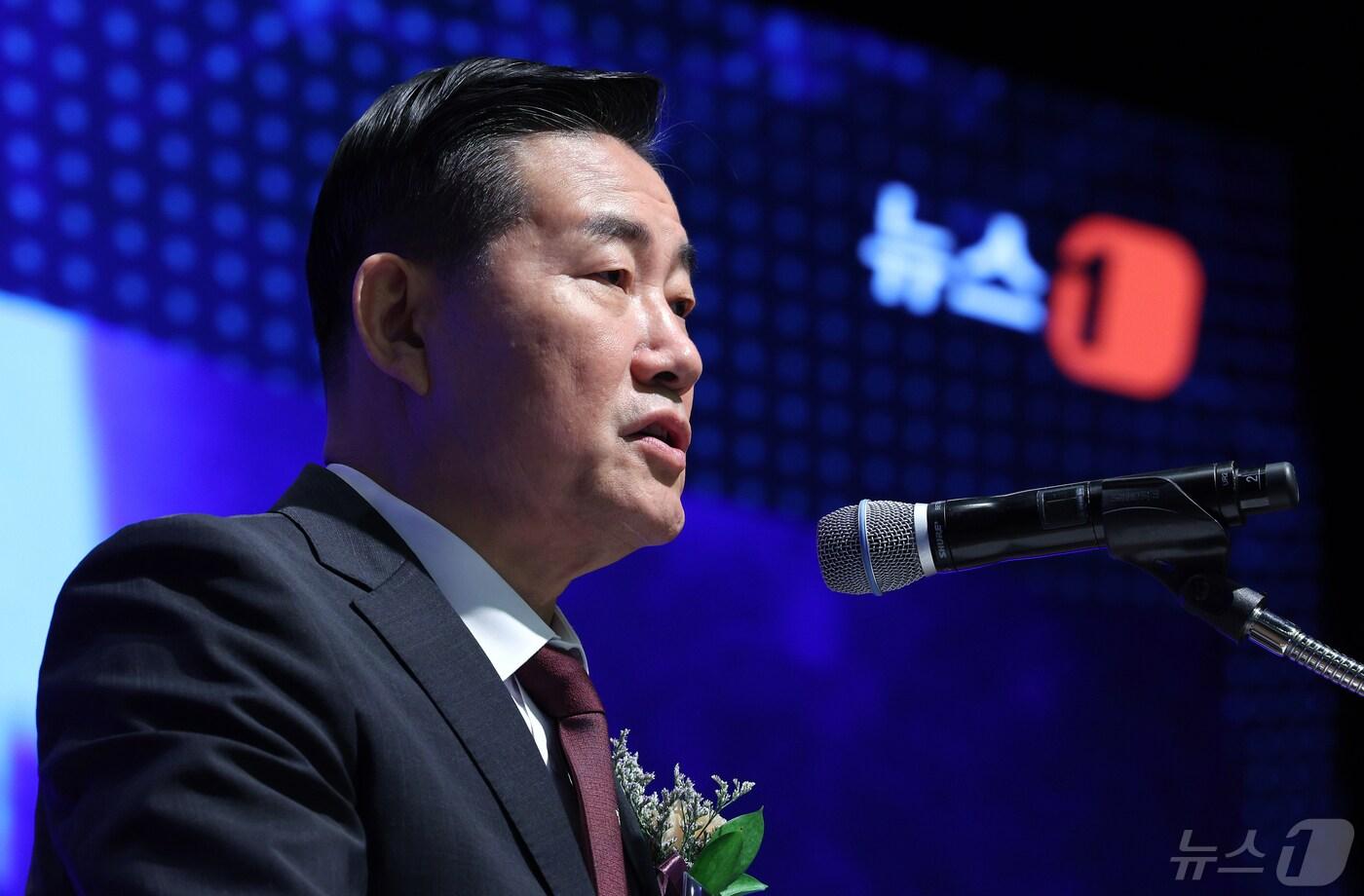 신원식 국방부 장관이 8일 서울시 중구 세종대로 대한상공회의소 국제회의장에서 열린 '뉴스1 미래포럼 2024'에서 한반도 안보와 우리 군(軍)을 주제로 특별연설을 하고 있다. 이번 포럼은 '미국 대선과 22대 국회: 길을 묻다'를 주제로 뉴스1과 국회미래연구원이 공동 주최했다. 2024.5.8/뉴스1 ⓒ News1 박정호 기자