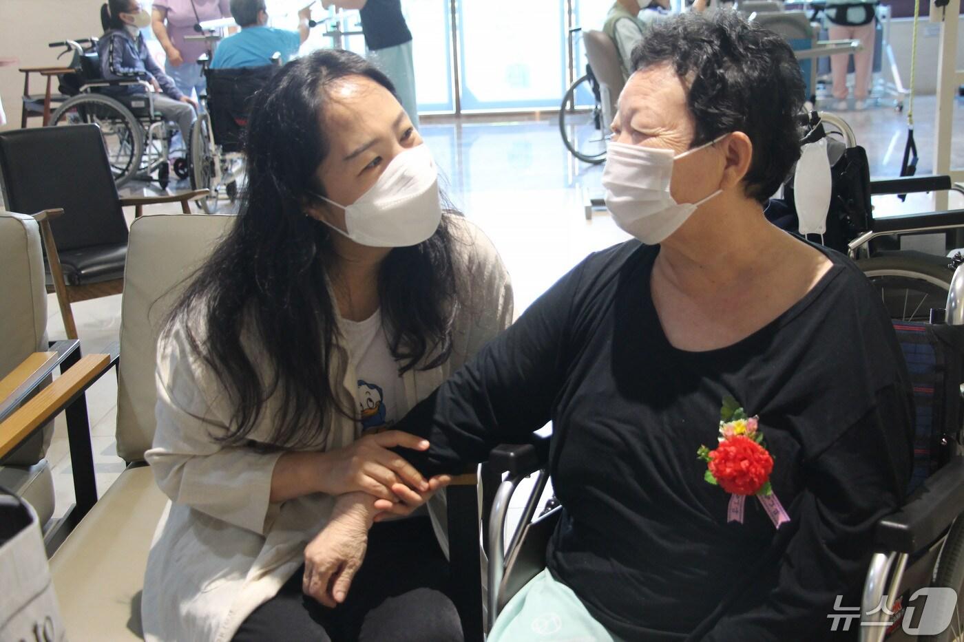 본문 이미지 - 어버이날인 8일 오전 광주 북구 동행재활요양병원에서 입소환자가 가족과 대화를 나누고 있다. 2024.5.8/뉴스1 ⓒ News1 박지현 기자