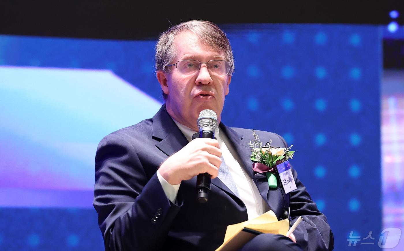 본문 이미지 - 스콧 스나이더 한미경제연구소(KEI) 소장이 8일 서울 중구 대한상공회의소 국제회의장에서 열린 '뉴스1 미래포럼 2024'에서 '미 대선과 한반도'라는 주제로 토론하고 있다. 이번 포럼은 '미국 대선과 22대 국회: 길을 묻다'를 주제로 뉴스1과 국회미래연구원이 공동 주최했다. 2024.5.8/뉴스1 ⓒ News1 김성진 기자