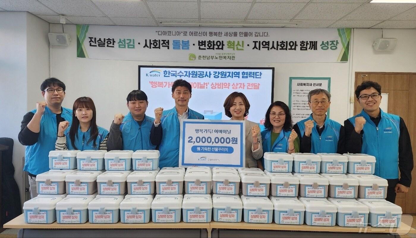 본문 이미지 - 어버이날인 8일 한국수자원공사 강원지역협력단이 춘천남부노인복지관을 찾아 어르신들을 대상으로 카네이션 달아드리기, 선물나눔 행사를 갖고 있다.(한국수자원공사 강원지역협력단 제공) 2024.5.8/뉴스1