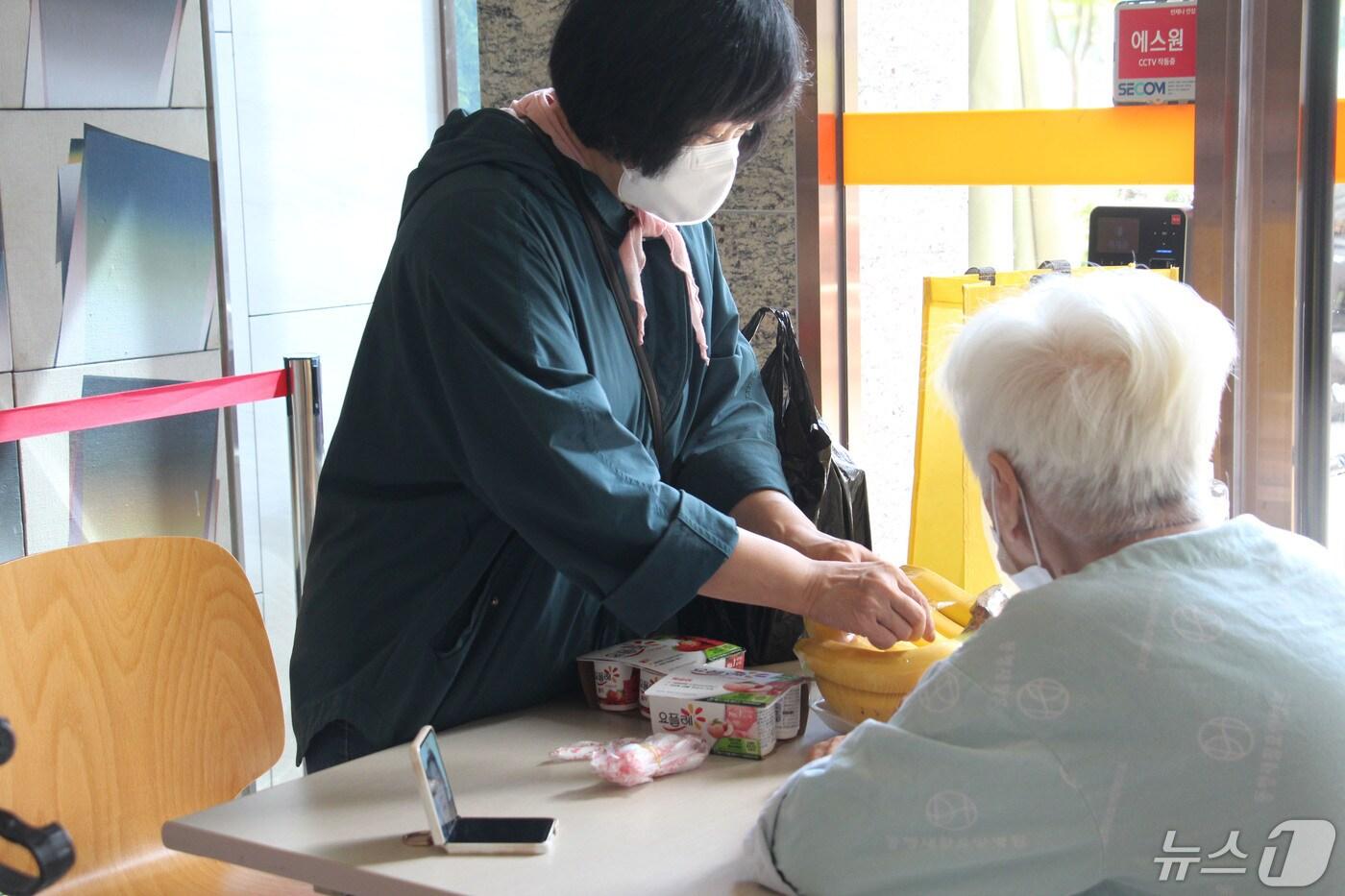지난해 5월 8일 오전 광주 북구 동행재활요양병원에서 입소환자가 가족과 영상통화 하고 있다. /뉴스1 ⓒ News1 박지현 기자