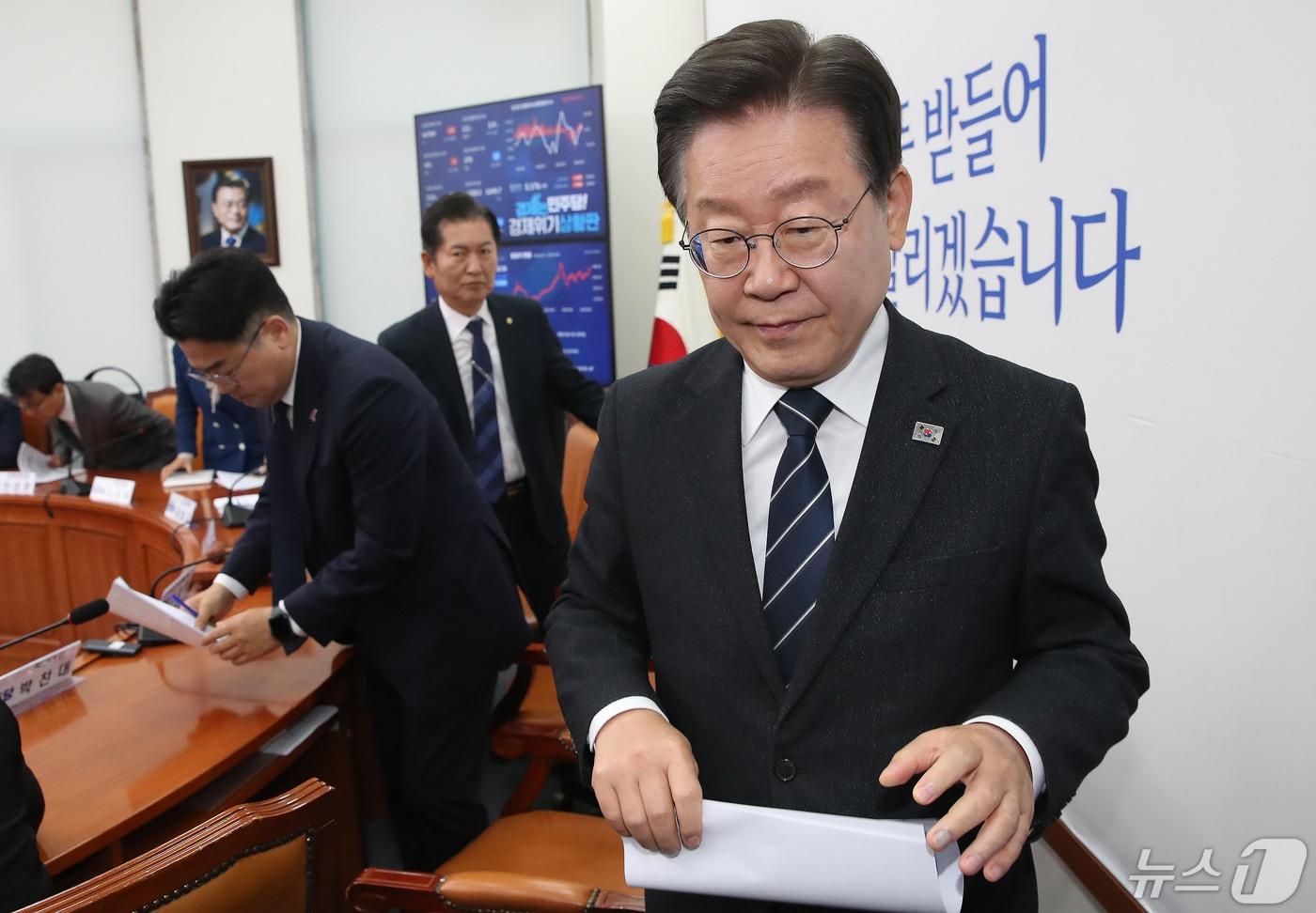 본문 이미지 - 이재명 더불어민주당 대표가 8일 오전 서울 여의도 국회에서 열린 최고위원회의를 마치고 이동하고 있다. 2024.5.8/뉴스1 ⓒ News1 임세영 기자