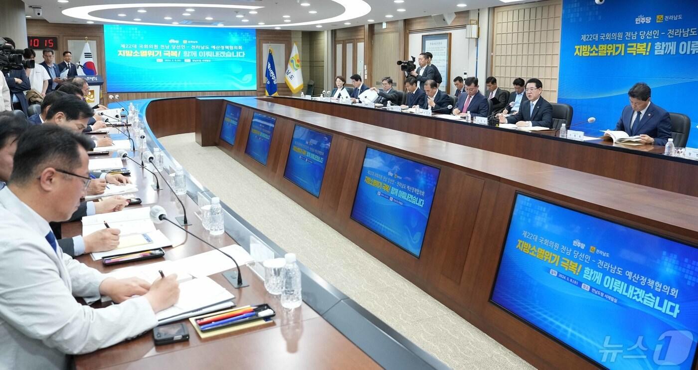 김영록 전라남도지사가 8일 오전 전남도청 서재필실에서 개최된 ‘제22대 국회의원 전남 당선인 전라남도 예산정책협의회’에서 전라남도 현안에 대한 보고 및 토론을 하고 있다.(전남도 제공) 2024.5.8/뉴스1