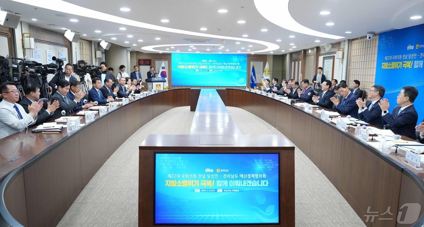 김영록 전라남도지사가 8일 오전 전남도청 서재필실에서 개최된 ‘제22대 국회의원 전남 당선인 전라남도 예산정책협의회’에서 전라남도 현안에 대한 보고 및 토론을 하고 있다.(전남도 제공) 2024.5.8/뉴스1 