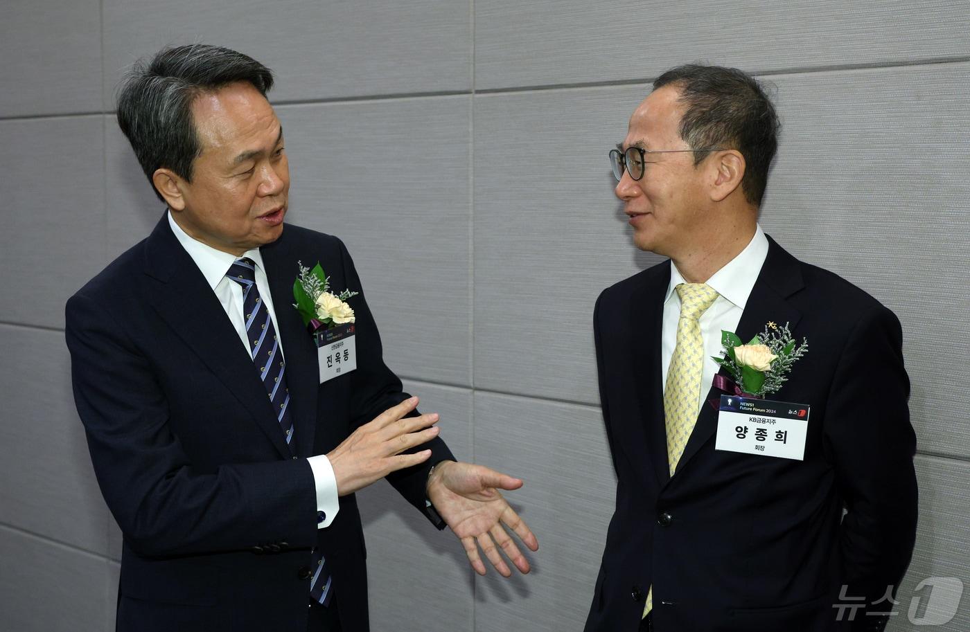 진옥동 신한금융지주 회장(왼쪽)과 양종희 KB금융지주 회장./뉴스1 ⓒ News1 박정호 기자