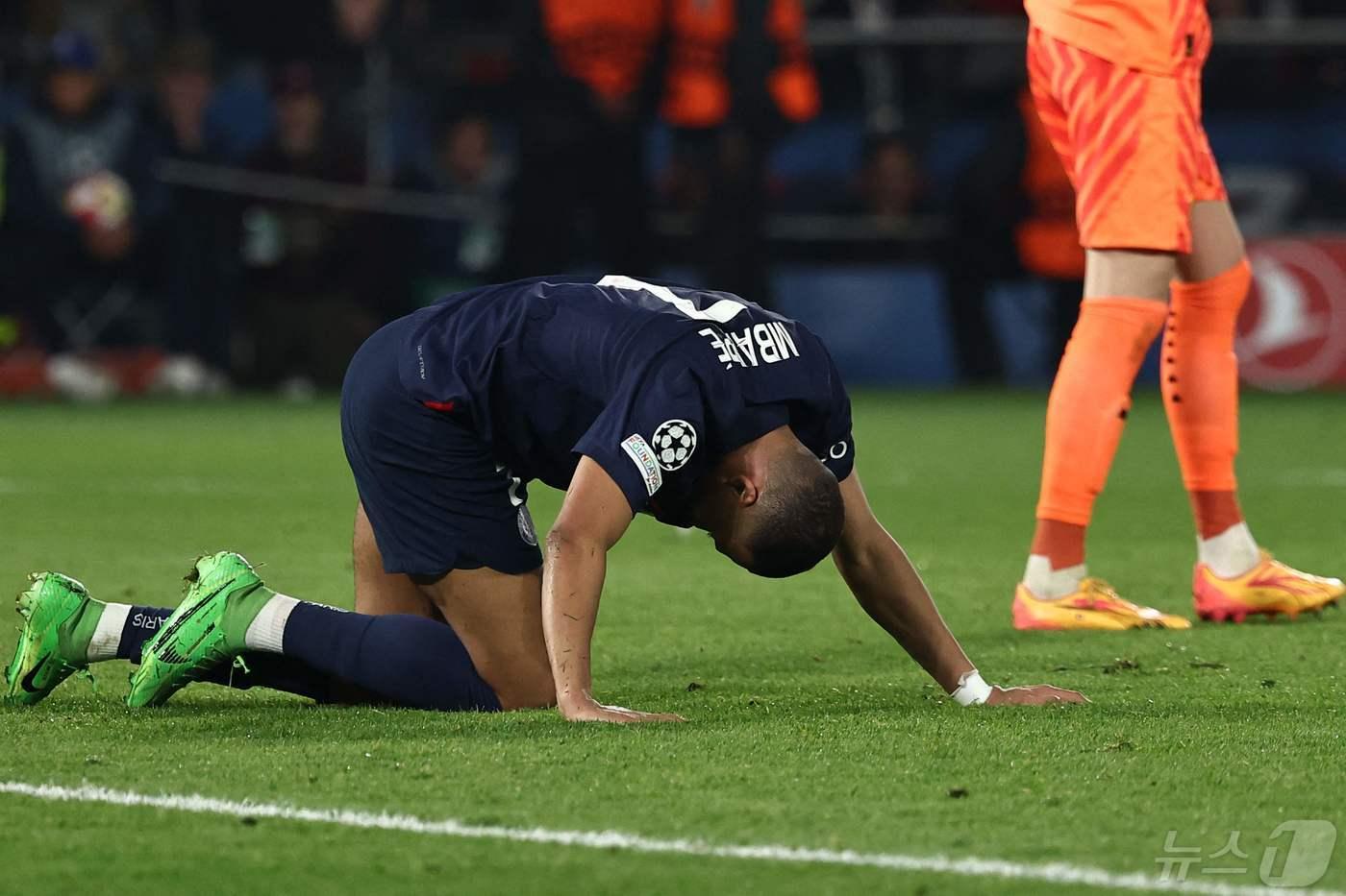 도르트문트에 패한 뒤 좌절하고 있는 PSG 킬리안 음바페. ⓒ AFP=뉴스1