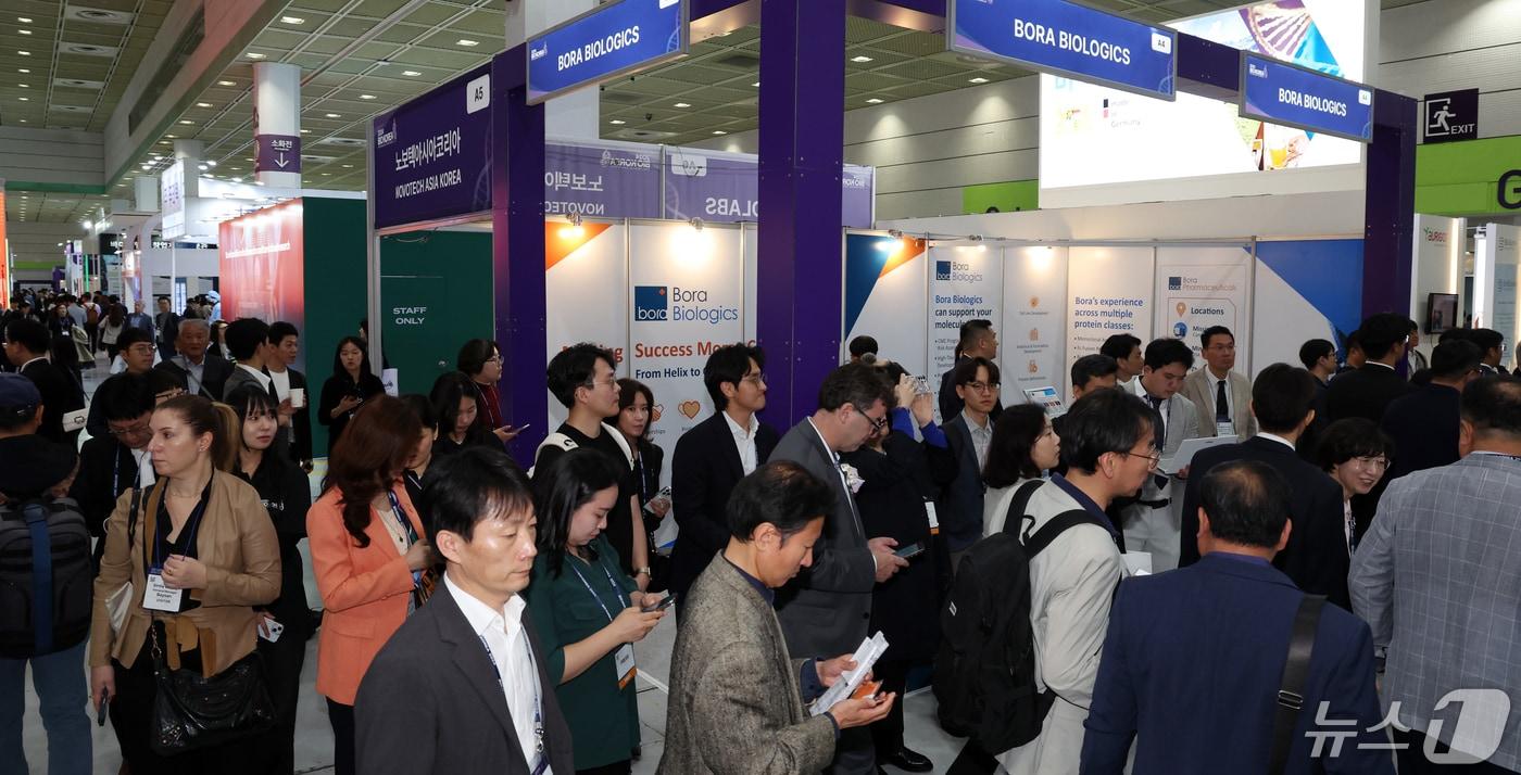 서울 강남구 코엑스에서 열린 &#39;바이오 코리아 2024&#39;에서 제약·바이오 기업 관계자들이 전시 부스를 살펴보고 있다. 2024.5.8/뉴스1 ⓒ News1 김명섭 기자