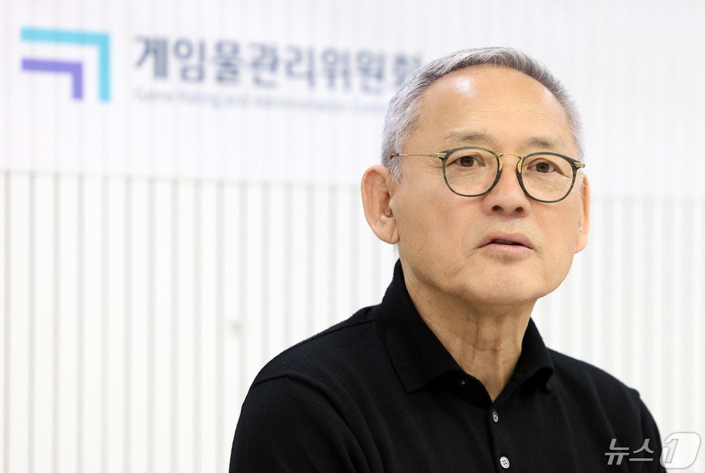 본문 이미지 - 유인촌 문화체육관광부 장관이 8일 서울 서대문구 게임물관리위원회 수도권사무소에서 전 프로게이머 홍진호, 프로게이머 문호준을 비롯한 게임이용자들과 확률형 아이템 정보공개 모니터링 제도 시행에 대한 간담회를 하고 있다. (문화체육관광부 제공) 2024.5.8/뉴스1