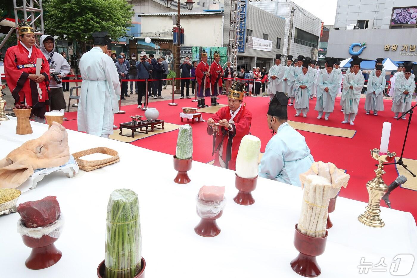 본문 이미지 - '2025 대구약령시 한방문화축제'가 8일 대구 약령시 일원에서 개막해 나흘간 진행된다. 사진은 지난해 축제 모습. 2024.5.8/뉴스1 ⓒ News1 자료 사진