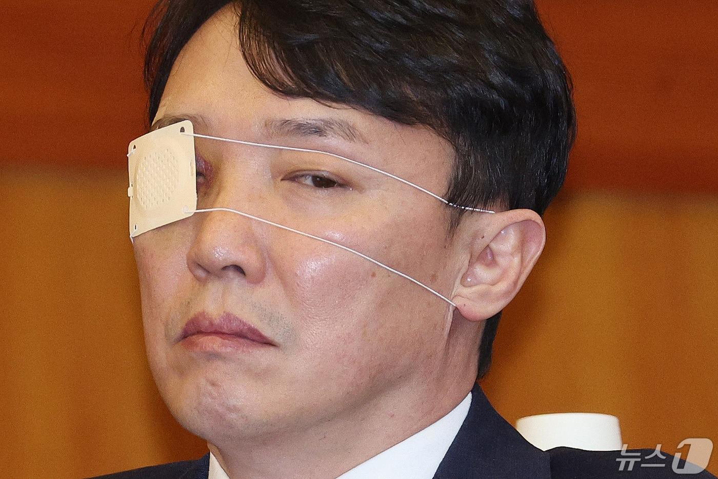 본문 이미지 - 이정섭 대전고검 검사가 8일 오후 서울 종로구 헌법재판소 대심판정에서 열린 자신의 탄핵 사건 첫 변론기일에 출석하고 있다. 2024.5.8/뉴스1 ⓒ News1 신웅수 기자