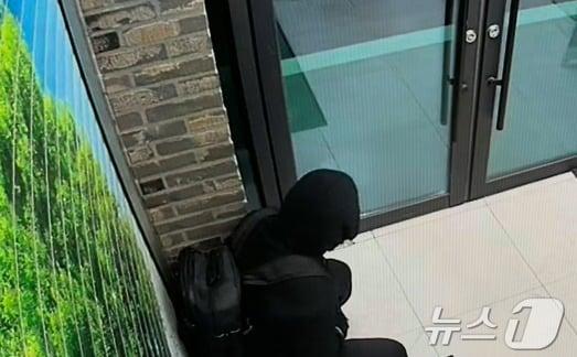 본문 이미지 - 지난 6일 강원 원주시 학성동의 한 금융기관에서 야간건조물침입절도 사건을 벌인 혐의를 받은 A 씨(37)가 사건 며칠 전 모 금융기관에서 범행을 위한 시간 등을 파악하는 모습. (원주경찰서 제공) 2024.5.8/뉴스1