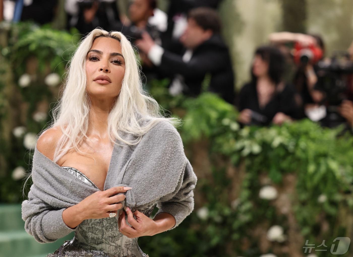 본문 이미지 - 킴 카다시안이 6일(현지시간) 세계 최대 패션 자선 모금 행사 '멧 갈라'에 참석해 포즈를 취하고 있다. 2024.05.06 ⓒ 로이터=뉴스1 ⓒ News1 정지윤 기자