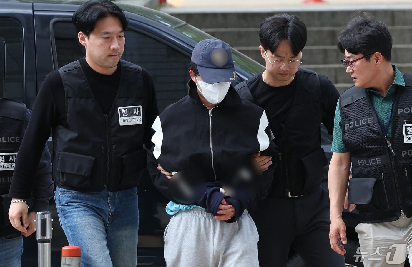 서울 강남역 인근 건물 옥상에서 자신의 여자친구를 살해한 혐의를 받는 20대 남성 A 씨가 8일 오후 서울 서초구 서울중앙지법에서 열린 구속 전 피의자 심문(영장실질심사)에 출석하고 있다. A 씨는 과거 대학수학능력시험에서 만점을 받은 의대생인 것으로 알려졌다. 2024.5.8/뉴스1 ⓒ News1 김민지 기자