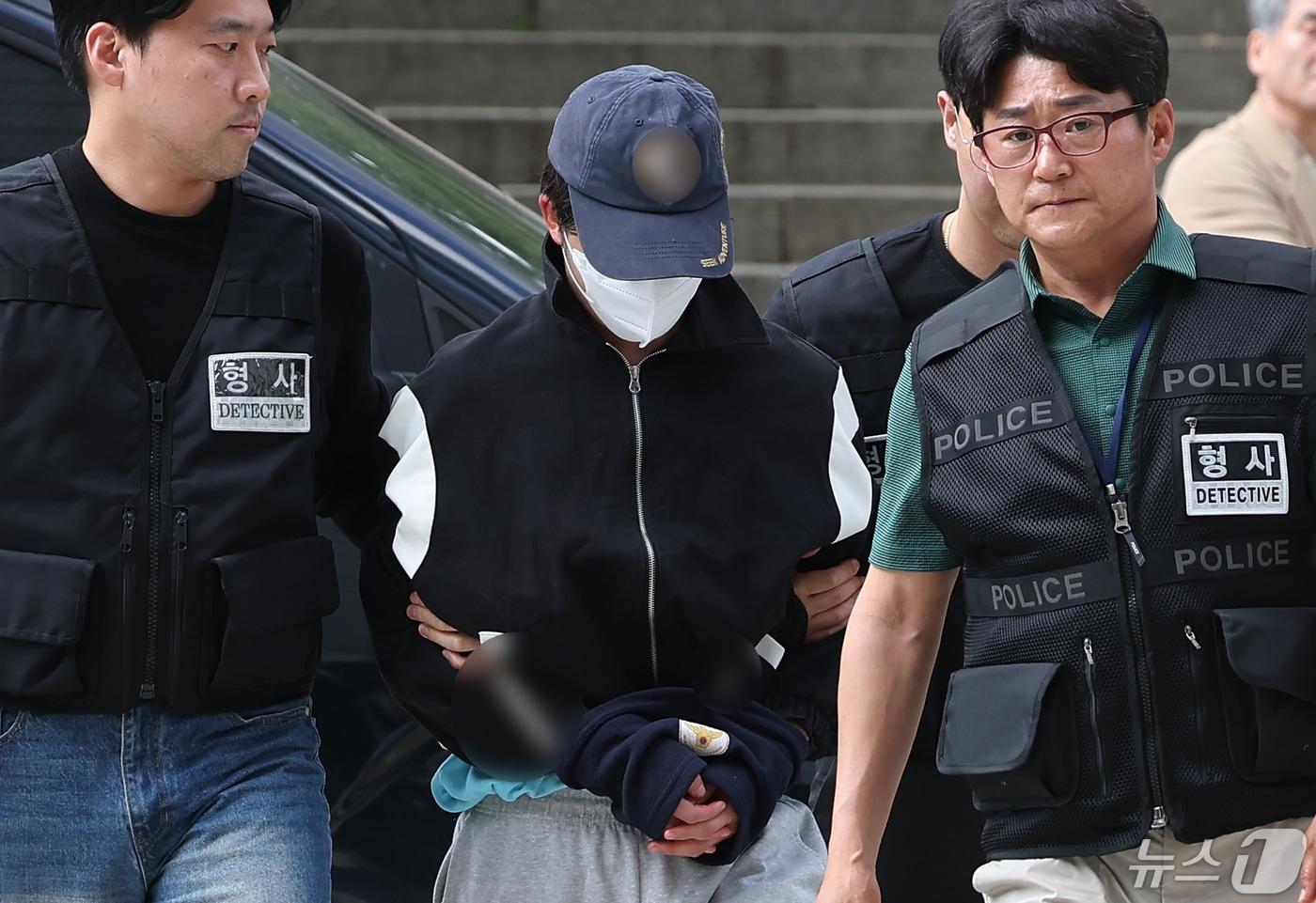 서울 강남역 인근 건물 옥상에서 자신의 여자친구를 살해한 혐의를 받는 20대 남성 A 씨가 8일 오후 서울 서초구 서울중앙지법에서 열린 구속 전 피의자 심문(영장실질심사)에 출석하고 있다. .2024.5.8/뉴스1 ⓒ News1 김민지 기자