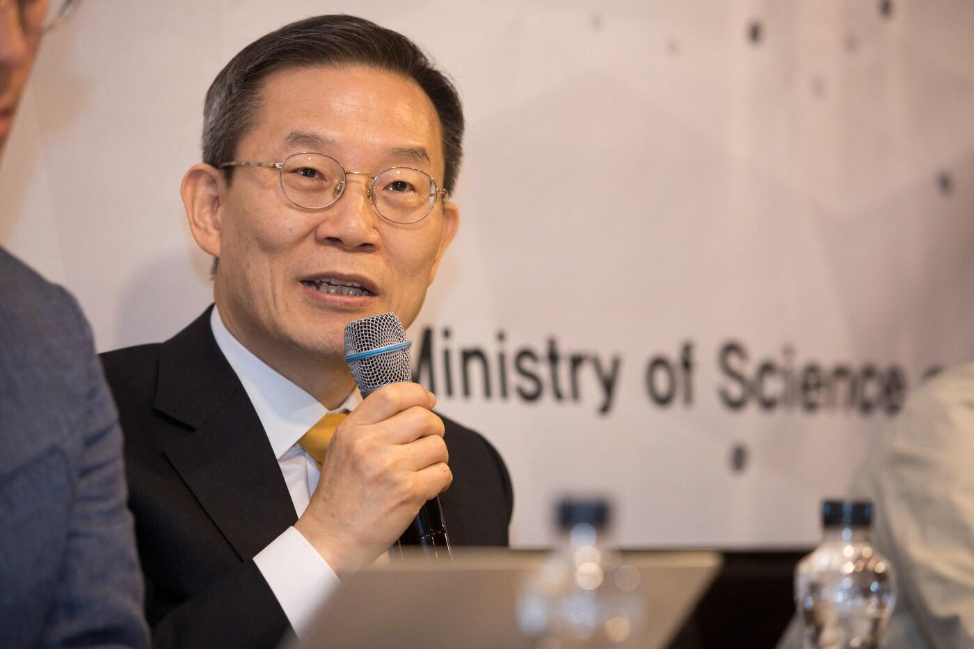 본문 이미지 - 이종호 과학기술정보통신부 장관이 8일 오전 세종특별자치시 정부세종청사 인근 식당에서 열린 '과학기술정보통신부 기자간담회'에서 질의응답을 하고 있다. (과학기술정보통신부 제공) 2024.05.08 /뉴스1