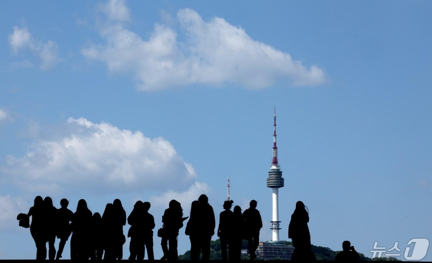 서울 용산구 국립중앙박물관에서 바라본 남산 방향 하늘이 청명하다. 2024.5.8/뉴스1 ⓒ News1 장수영 기자