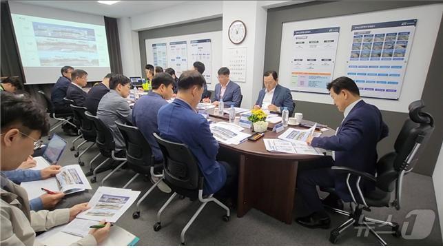 본문 이미지 - 정동영 국회의원 당선인이 국가철도공단과 코레일, 전주시 등 3개 기관을 초청해 전라선 전주역사 증축 공사 현황 및 향후 일정 관련 간담회를 갖고 있다.(당선인실제공)2024.5.8/뉴스1