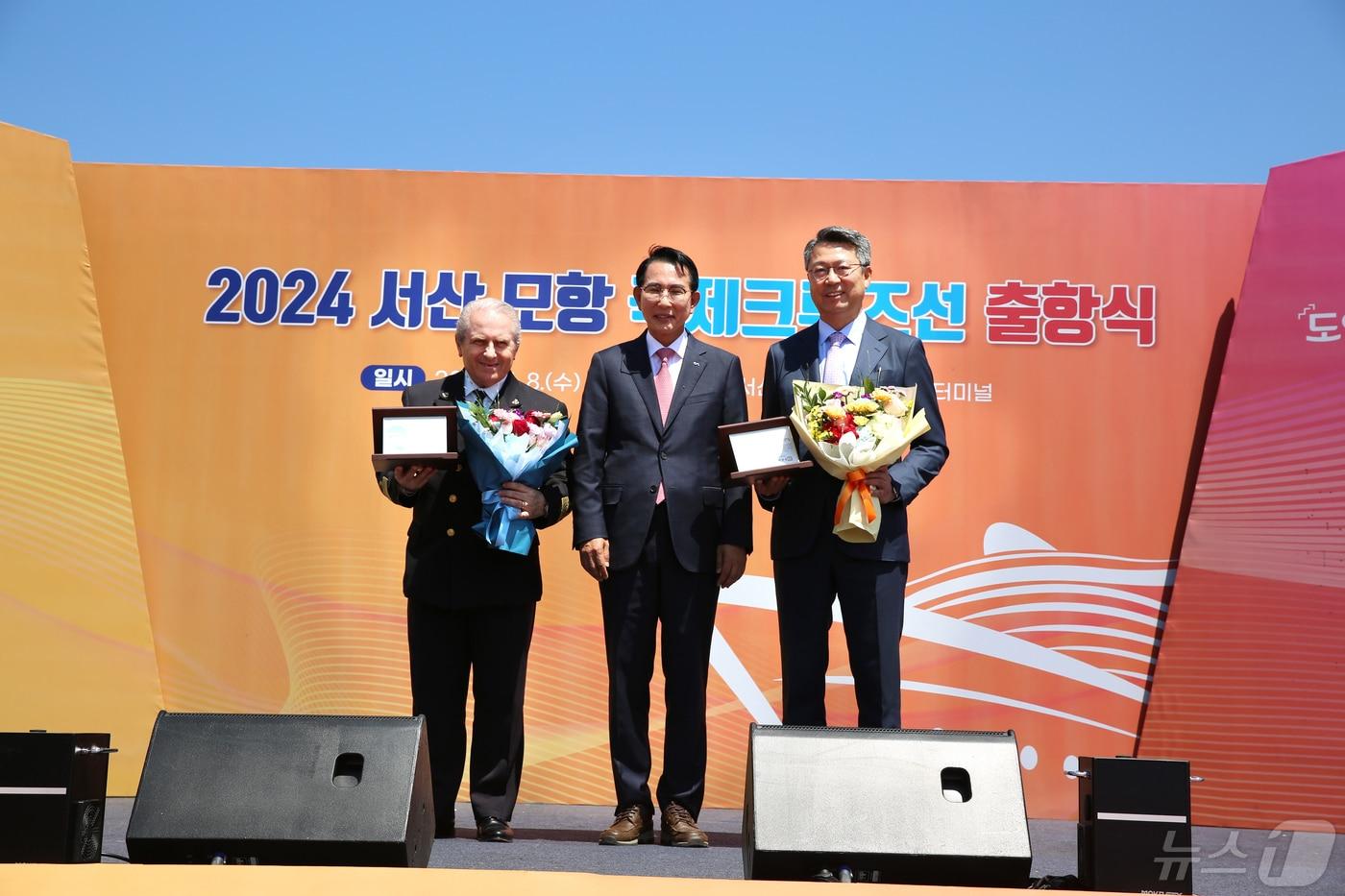 오라지오 다이타 코스타 세레나호 선장(왼쪽부터), 이완섭 서산시장, 백현 롯데관광개발 대표이사 사장이 기념 촬영을 하고 있다.(롯데관광개발 제공)