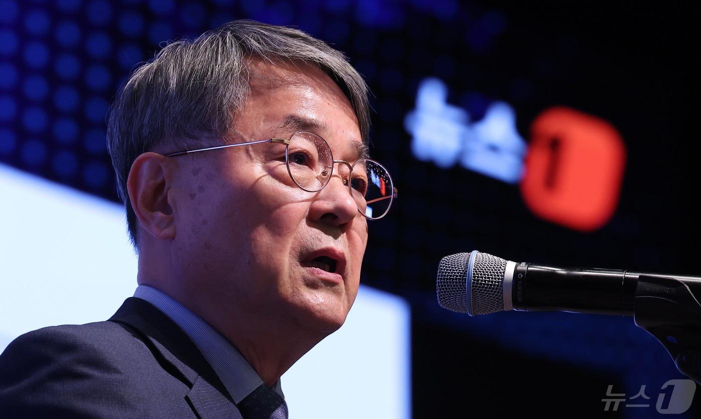본문 이미지 - 이항구 자동차융합기술원장이 8일 서울 중구 대한상공회의소 국제회의장에서 열린 '뉴스1 미래포럼 2024'에서 '모빌리티 전환과 한국의 대응 과제'라는 주제로 기조연설을 하고 있다. 이번 포럼은 '미국 대선과 22대 국회: 길을 묻다'를 주제로 뉴스1과 국회미래연구원이 공동 주최했다. 2024.5.8/뉴스1 ⓒ News1 김성진 기자