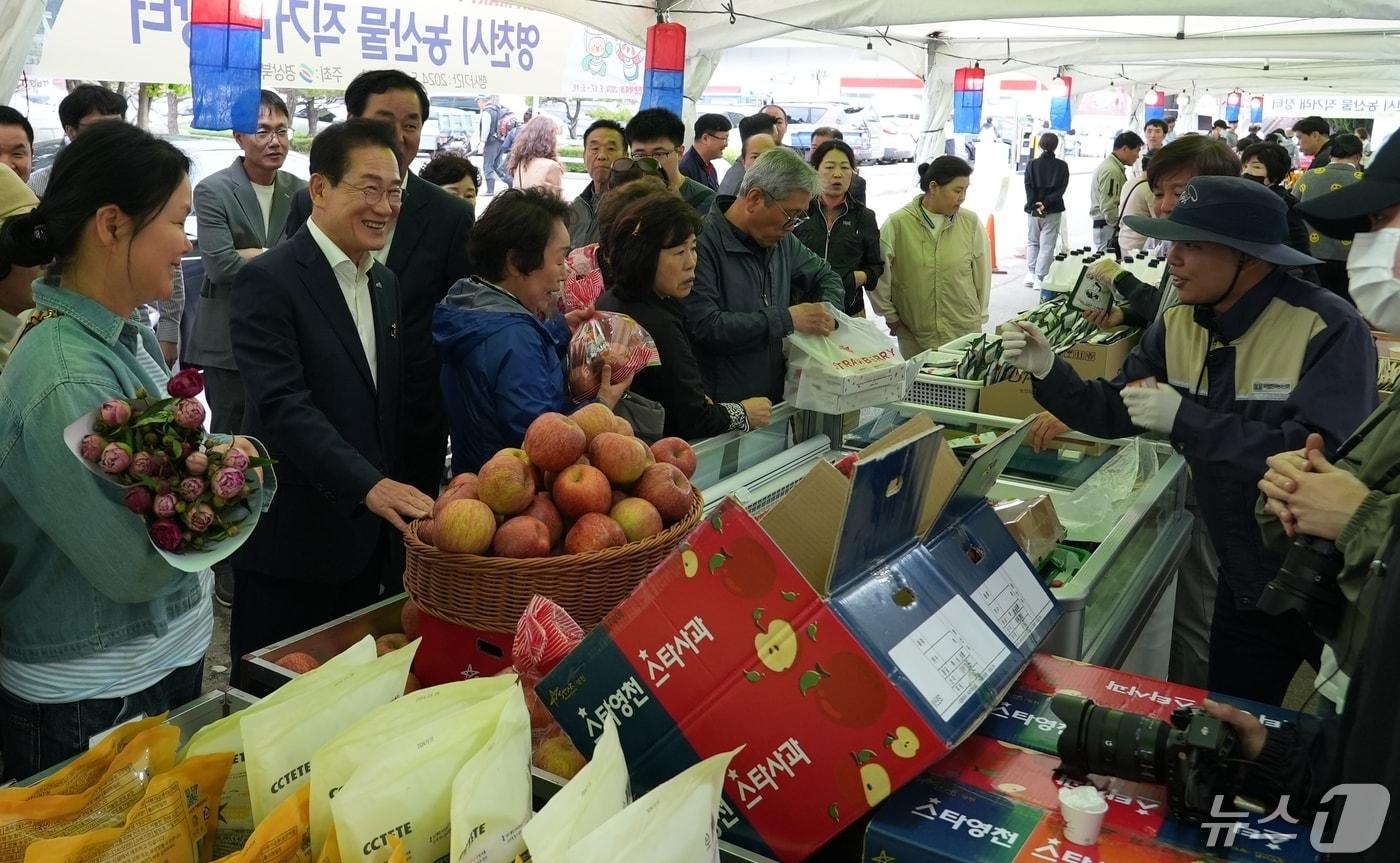 본문 이미지 - 최기문 영천시장(왼쪽 두번째)이 8일 메가마트 부산 동래점에서 열린 '영천시 농특산물 할인행사'에 참석해 부산시민들에게 영천 농산물을 홍보하고 있다. (영천시 제공) 2024.5.8/뉴스1 ⓒ News1 정우용 기자