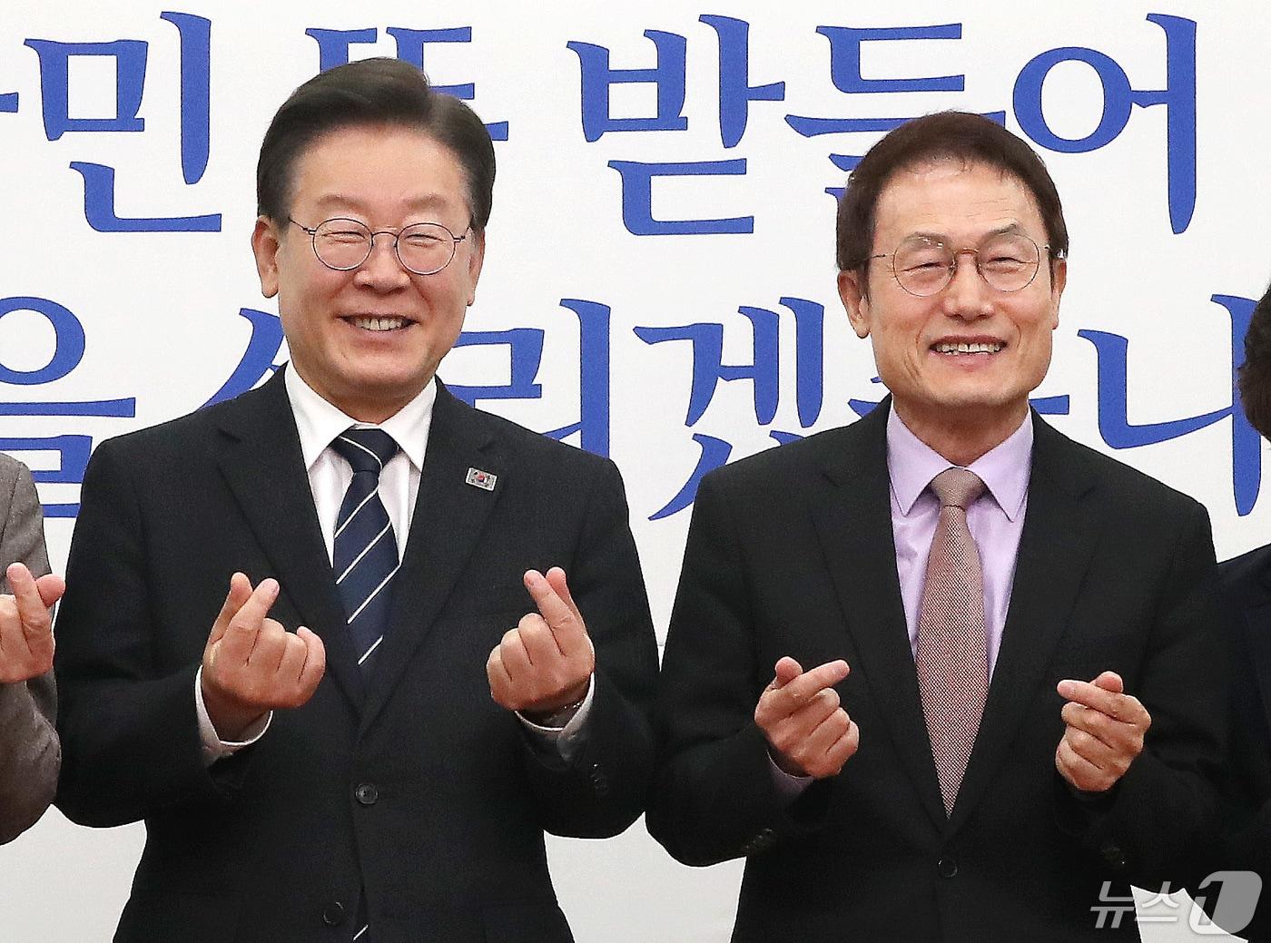 본문 이미지 - 이재명 더불어민주당 대표(왼쪽)가 8일 오후 서울 여의도 국회에서 조희연 서울시교육감 접견에 앞서 기념촬영을 하고 있다. 2024.5.8/뉴스1 ⓒ News1 임세영 기자
