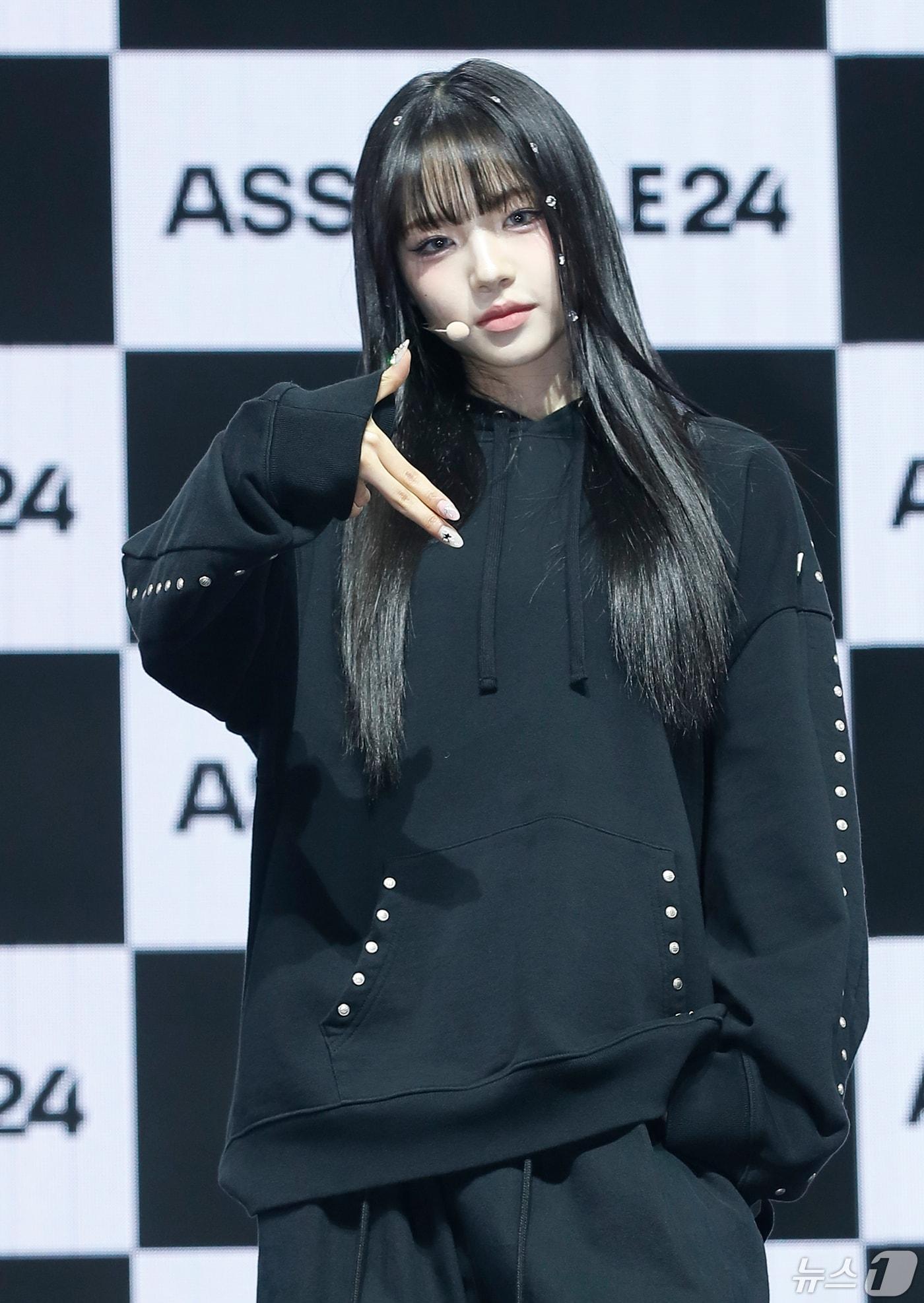 본문 이미지 - 그룹 트리플에스(tripleS) 김채원이 8일 오후 서울 광진구의 예스24라이브홀에서 가진 정규 앨범 'ASSEMBLE24(어셈블24)' 쇼케이스에서 포즈를 취하고 있다. 2024.5.8./뉴스1 ⓒ News1 권현진 기자