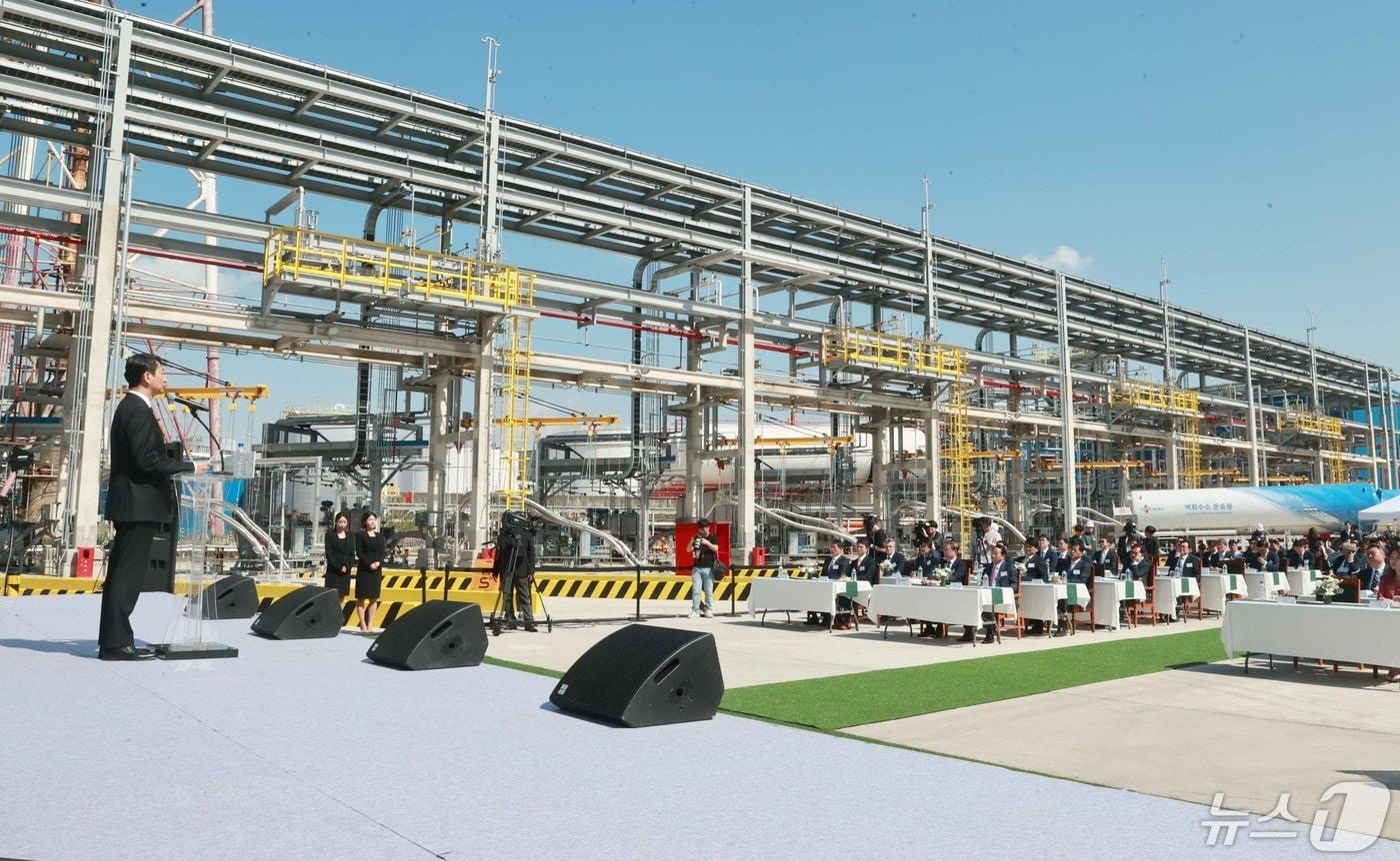 본문 이미지 - 안덕근 산업통상자원부 장관이 인천 서구에서 열린 '인천 액화수소 플랜트 준공식'에서 축사하고 있다. (산업통상자원부 제공) 2024.5.8/뉴스1