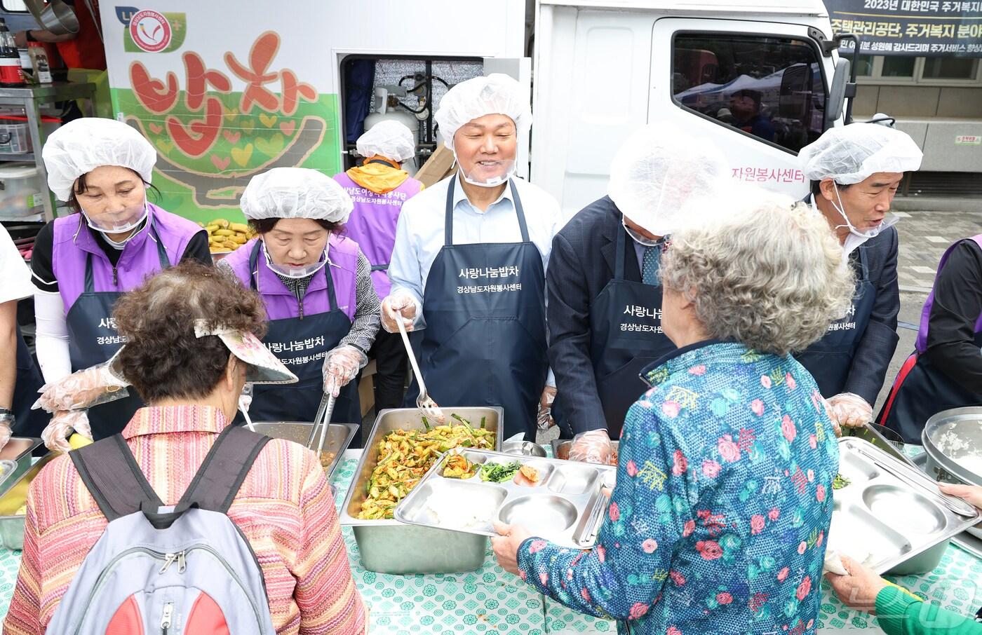 본문 이미지 - 박완수 경남지사(가운데)가 8일 창원 내서종합사회복지관 앞 광장에서 취약계층 어르신을 위한 배식 봉사활동에 참여하고 있다.(경남도 제공)