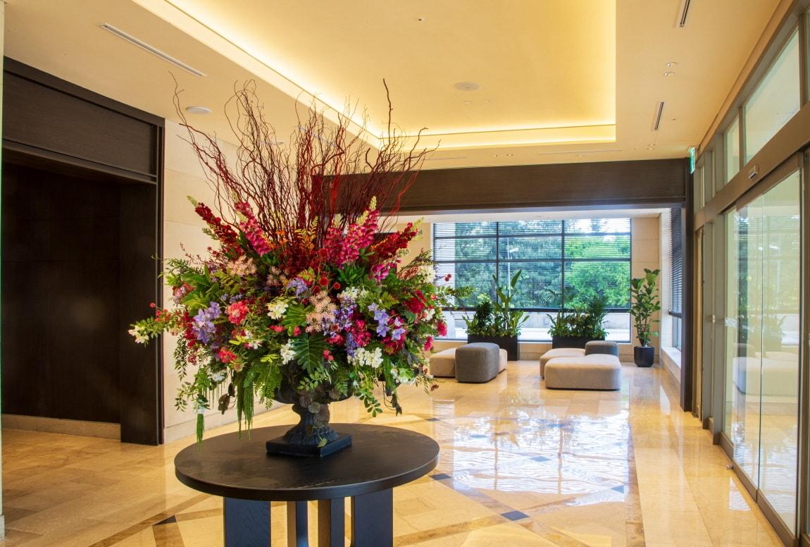 본문 이미지 - 영랑호리조트 로비 전경(신세계백화점 제공)